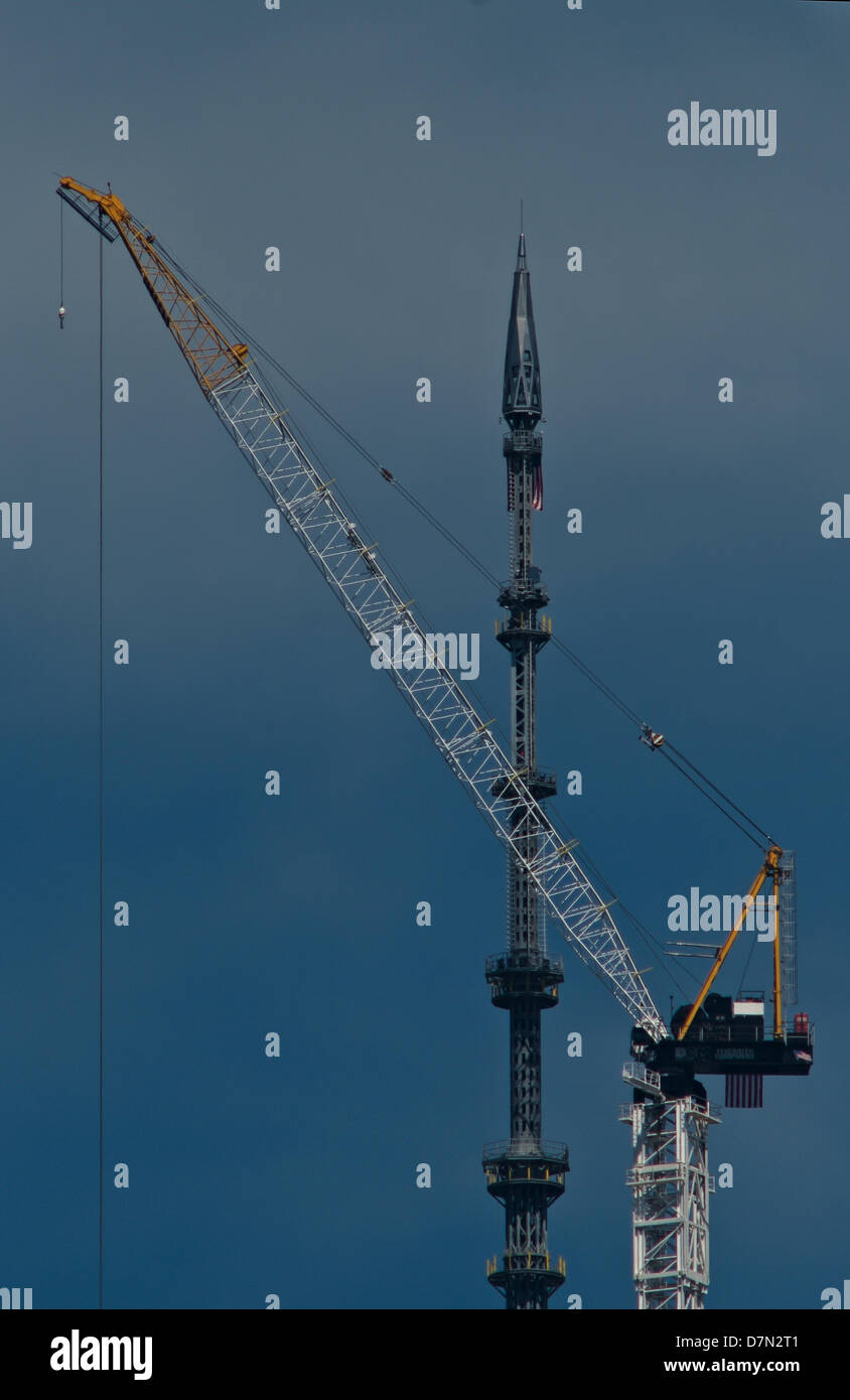 Brooklyn, New York, 10 Maggio 2013: installato di recente la guglia in cima 1 World Trade Center come visto da Brooklyn Heights; la guglia la rende inoltre la costruzione dell'altezza di un simbolico 1.776 piedi, rendendo la costruzione il più alto negli Stati Uniti e il terzo più alto in tutto il mondo. L'edificio occupa parte del sito del World Trade Center di torri che cadde nel settembre 11, 2001, attacchi terroristici. Credito: Joseph Reid / Alamy Live News Foto Stock