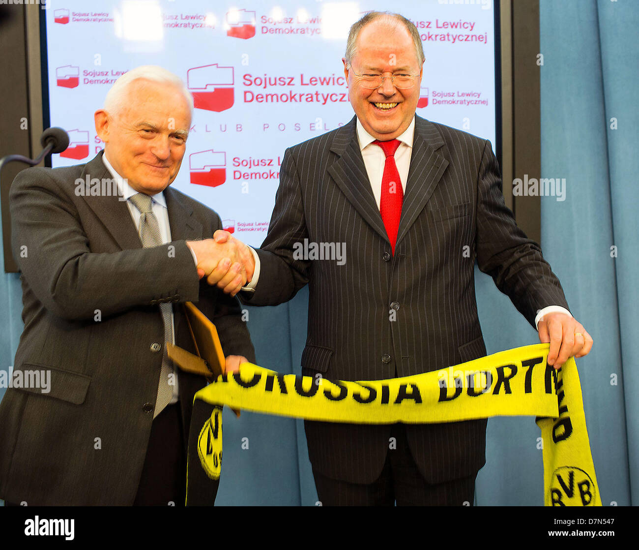 Cancelliere SPD candidato Peer Steinbrueck (R) dà leader polacco dell'Alleanza della sinistra democratica Leszek Miller una sciarpa Borussia-Dortmund durante una conferenza stampa tenutasi a Varsavia, Polonia, 10 maggio 2013. Steinbrueck ha viaggiato in Polonia per un dialogo politico. Foto: Annibale Foto Stock