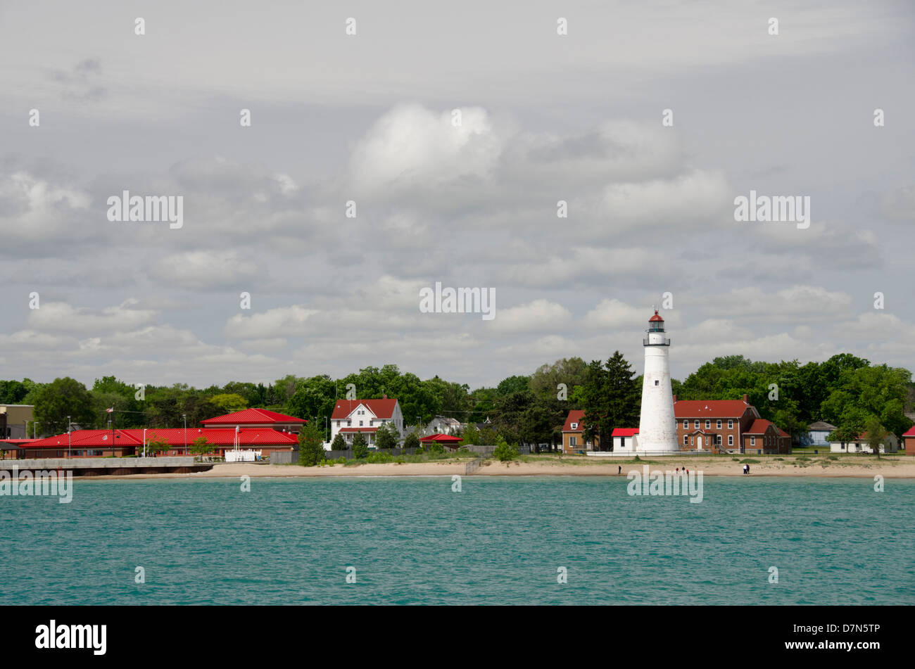 Michigan, Port Huron, St. Claire fiume. Fort Gratiot luce, più antico faro superstite nel Michigan, c. 1829. Dalla spiaggia del Faro. Foto Stock