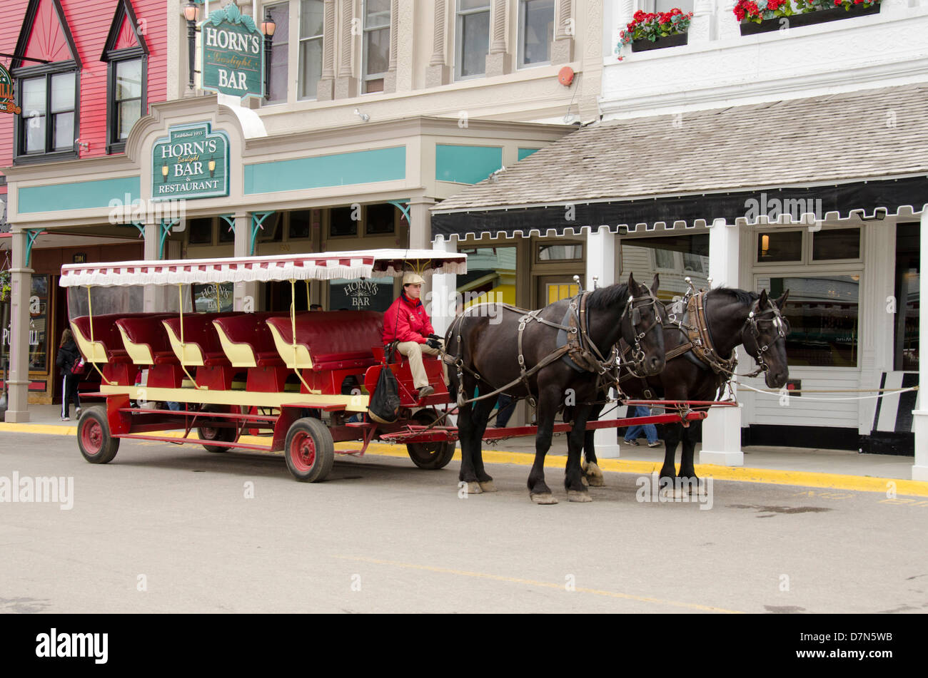Michigan, isola di Mackinac. Tradizionale carrello di cavalli nel centro cittadino di Mackinac. Foto Stock