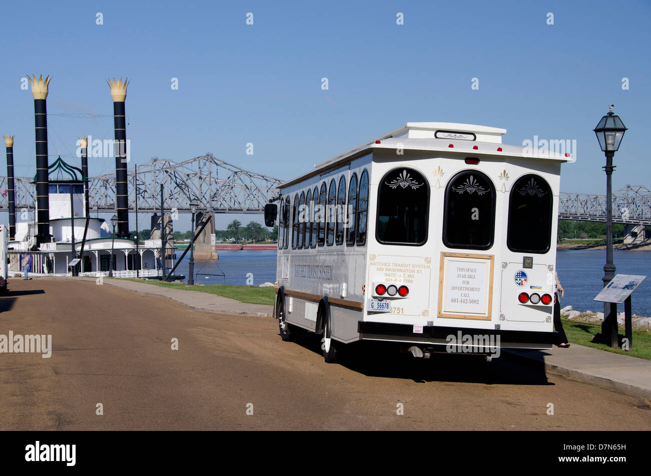 La Mississippi, Natchez. Area portuale lungo il fiume Mississippi. Tradizionale ruota a pale barca (ora casino) e carrello di servizio locale di autobus. Foto Stock