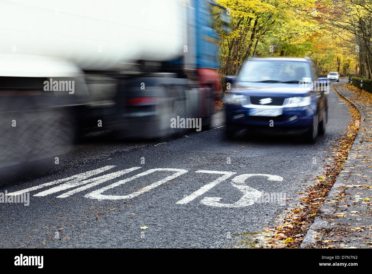 Motion traffico sfocato viaggiando su una strada di campagna locale in autunno, Scozia, Regno Unito Foto Stock