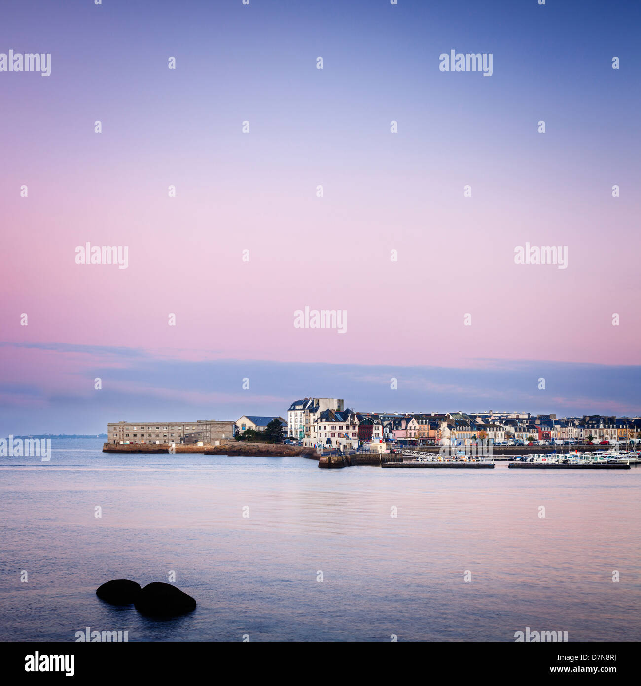 Concarneau, Brittany, Francia - una diversa vista del porto entrata a Concarneau in Bretagna, Francia, all'alba. Foto Stock