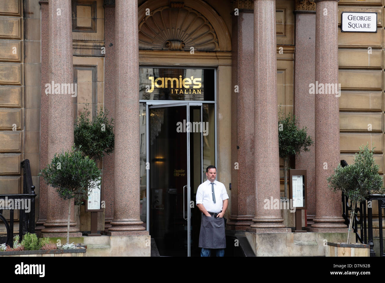 Questo ristorante è chiuso in modo permanente. Ingresso al Jamie Oliver's Italian Restaurant in George Square nel centro di Glasgow, Scozia, Regno Unito, Foto Stock