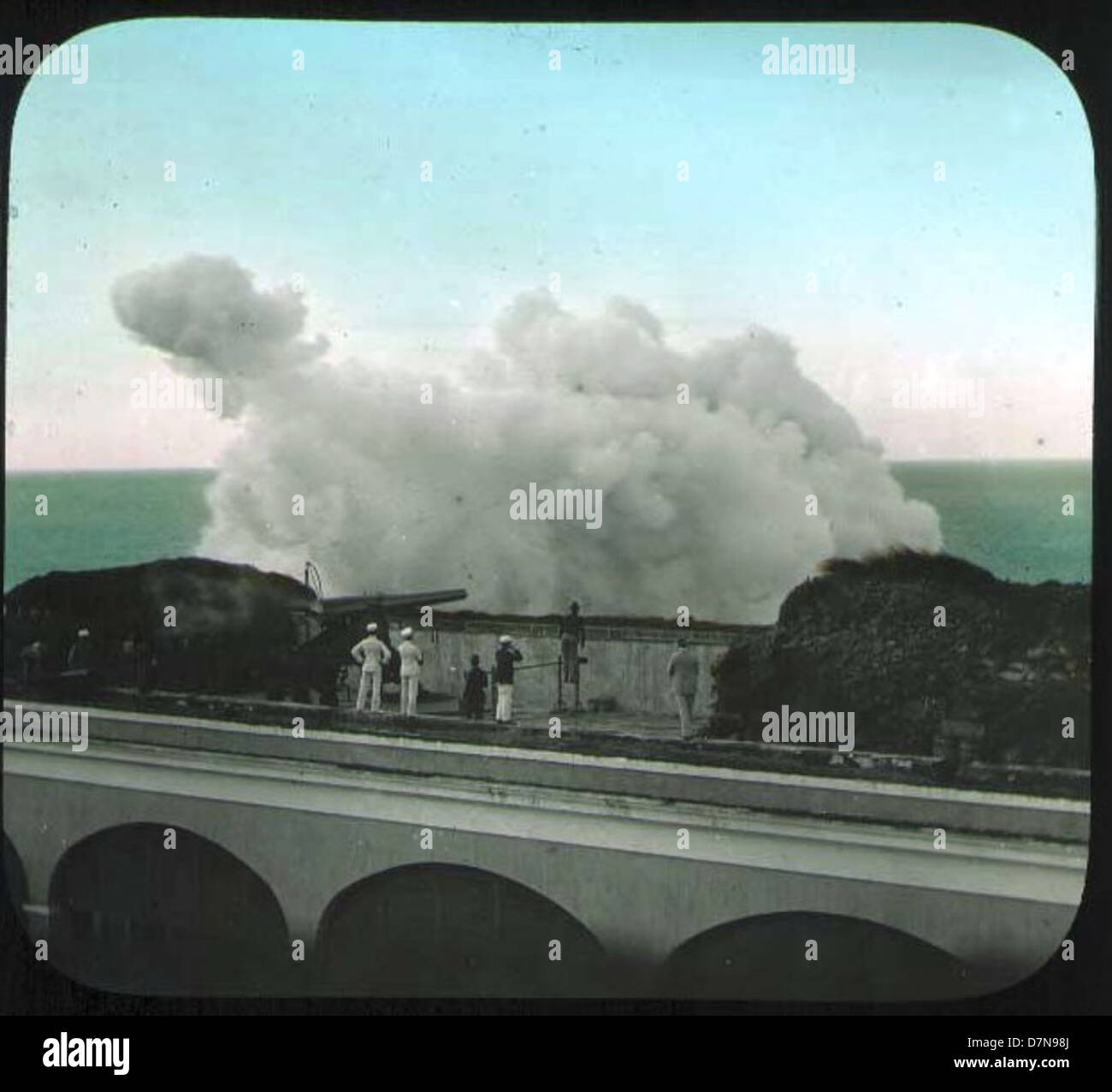 Alla fine del XIX secolo, i cannoni spagnoli furono testati nelle Bermuda e nell'America centrale, come parte della ricerca militare e dello sviluppo durante la guerra ispano-americana. Questa immagine mette in evidenza l'innovazione militare dell'era. Foto Stock