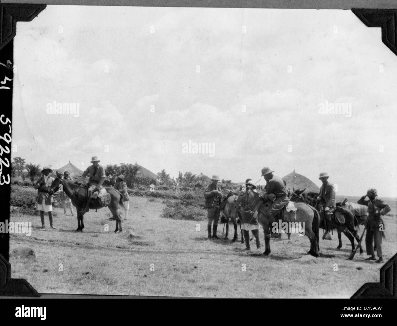 Membri della spedizione Abissiniana a cavallo in Africa tra il 1926 e il 1927. Questa immagine mette in evidenza il processo di esplorazione e raccolta di campioni della spedizione nella natura selvaggia africana. Foto Stock
