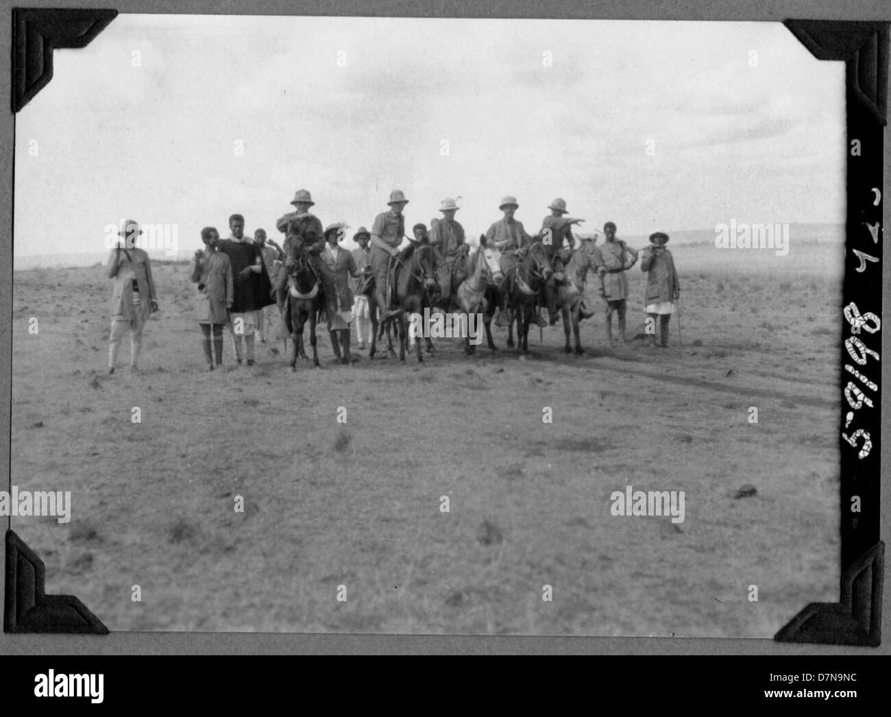 I membri della spedizione abissina, tra cui Alfred M. Bailey e C. Suydam Cutting, sono mostrati a cavallo in Africa, intorno al 1926-1927. La spedizione si concentrò sulla raccolta di campioni di mammiferi e uccelli in Etiopia. Foto Stock I membri della spedizione abissina, tra cui Alfred M. Bailey e C. Suydam Cutting, sono mostrati a cavallo in Africa, intorno al 1926-1927. La spedizione si concentrò sulla raccolta di campioni di mammiferi e uccelli in Etiopia. Foto Stock