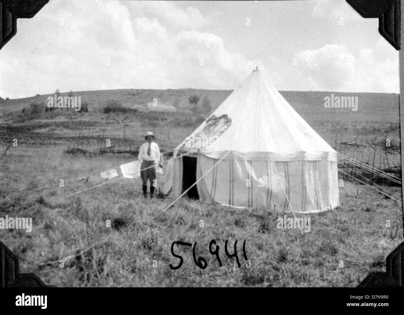 Una fotografia della spedizione abissina, che mostra un membro della spedizione in piedi fuori da una tenda in Africa. La spedizione del 1926-1927, guidata da Alfred M. Bailey e altri scienziati, si concentrò sulla raccolta di campioni in Etiopia. Foto Stock Una fotografia della spedizione abissina, che mostra un membro della spedizione in piedi fuori da una tenda in Africa. La spedizione del 1926-1927, guidata da Alfred M. Bailey e altri scienziati, si concentrò sulla raccolta di campioni in Etiopia. Foto Stock