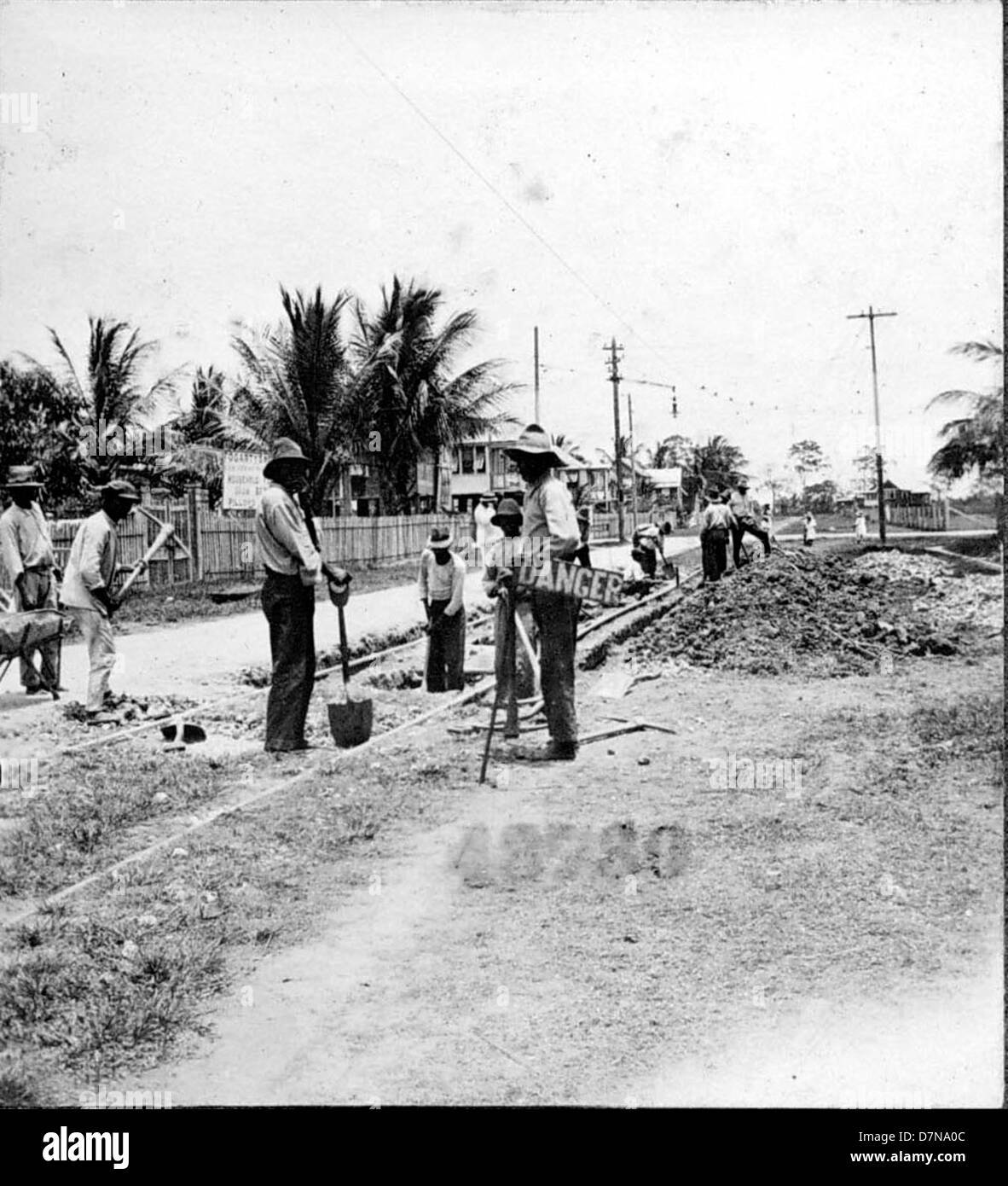 Nel 1922, i binari ferroviari stradali furono posti nella Guyana britannica (ora Guyana), segnando l'espansione delle infrastrutture di trasporto in Sud America. Questa immagine, scattata dalla Stanley Field Expedition, mostra la costruzione di ferrovie, un significativo sviluppo nella crescita e nella modernizzazione della regione durante l'inizio del XX secolo. Foto Stock