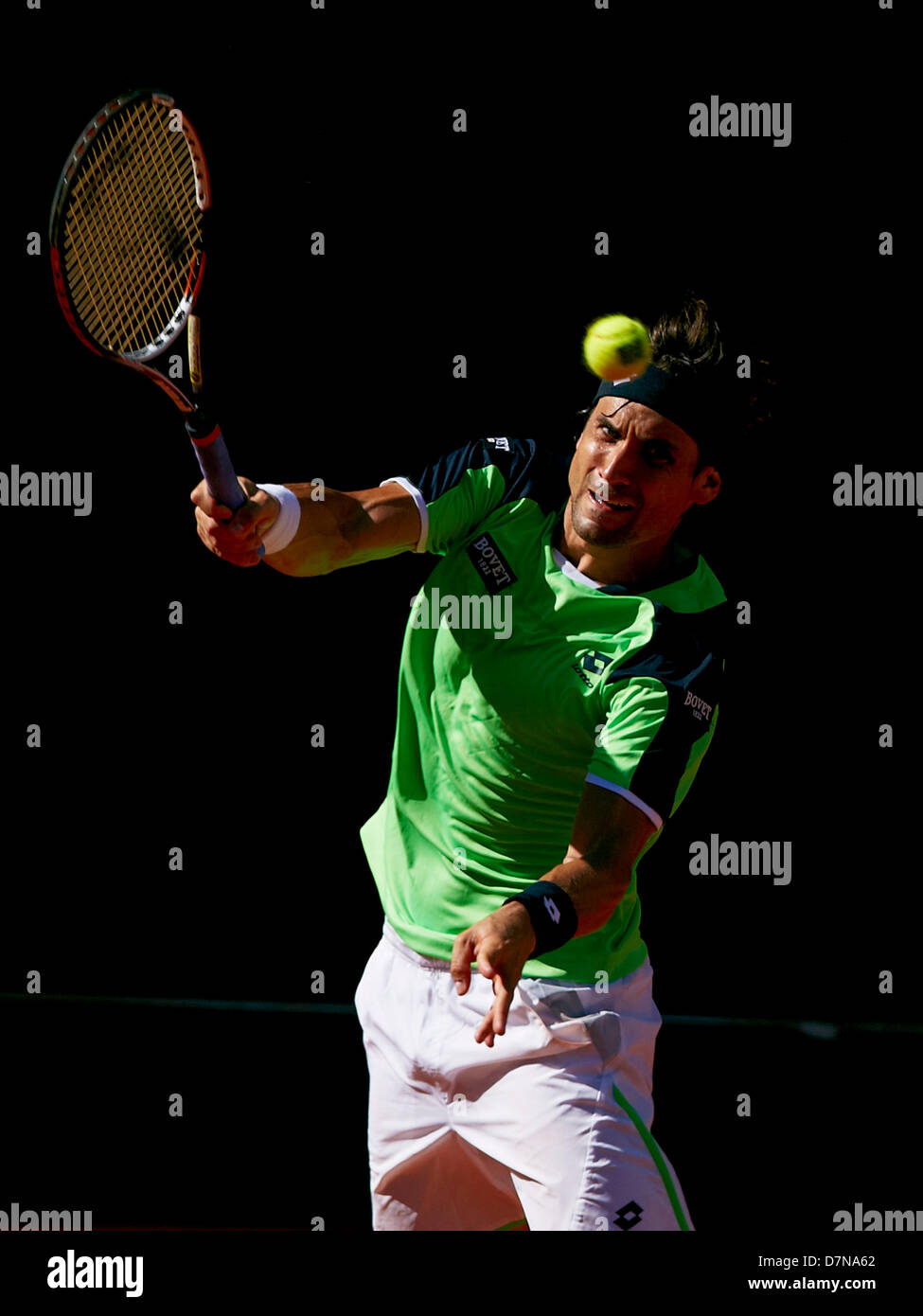 Madrid, Spagna. Il 10 maggio 2013. David Ferrer di Spagna salta al volley una sfera a Rafael Nadal di Spagna durante il gioco tra Rafael Nadal di Spagna e David Ferrer della Spagna durante il giorno otto del Madrid Open da La Caja Magica.Credit: Azione Plus immagini di sport/Alamy Live News Foto Stock