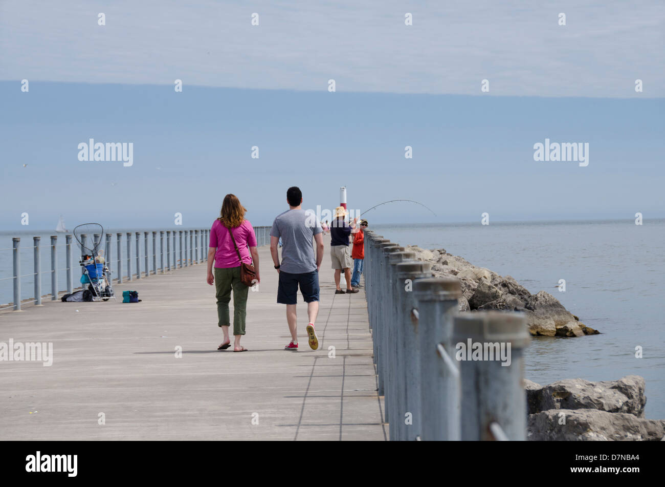 New York, Rochester. Il lago Ontario Beach e dal lungomare. Acqua fresca la pesca dal molo. Foto Stock