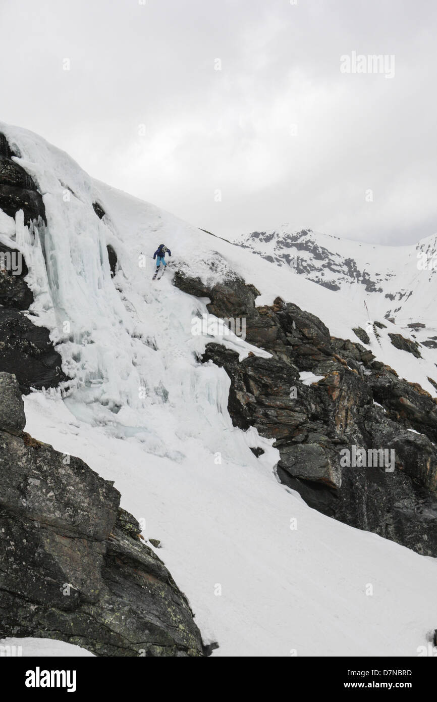 Sciatore cacciato giù un caduta di ghiaccio in Val Thorens Foto Stock