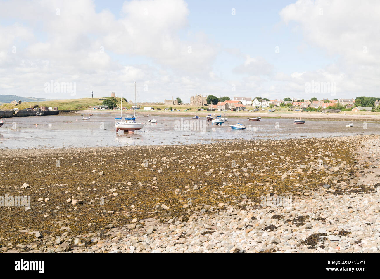 Lindisfarne - Isola Santa, Northumberland, Inghilterra - il mare del Nord e yacht Foto Stock