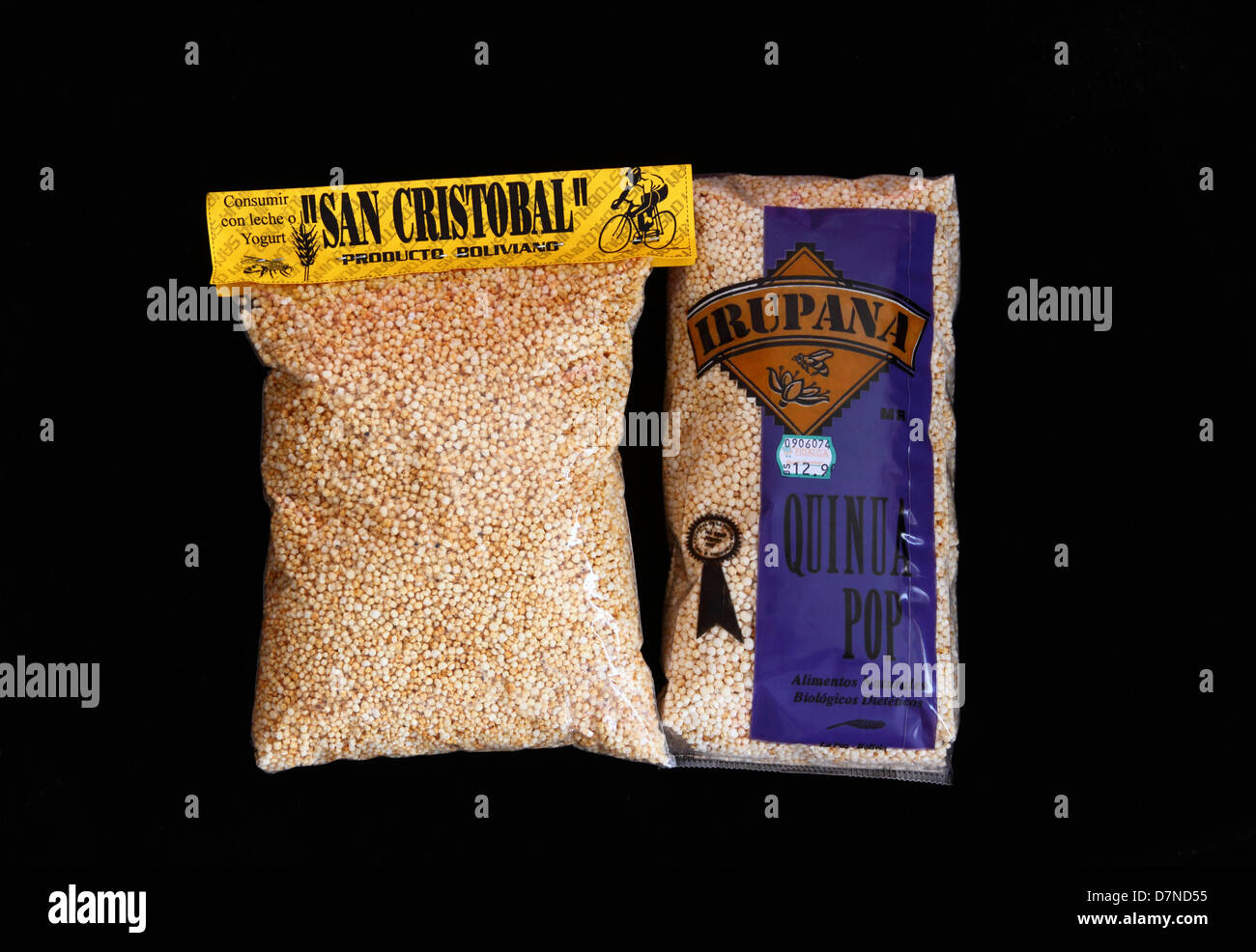 Sacchi di prodotti trasformati a base di essiccato di quinoa disponibile in Bolivia , isolato su sfondo nero Foto Stock