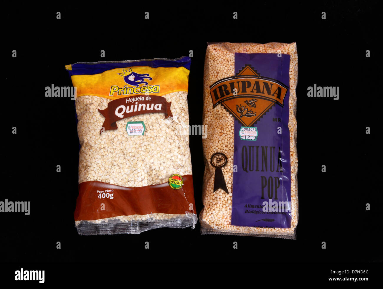 Sacchi di prodotti trasformati a base di quinoa per minestre o porridge ( L ) ed essiccati ( R ) disponibile in Bolivia , isolato su sfondo nero Foto Stock