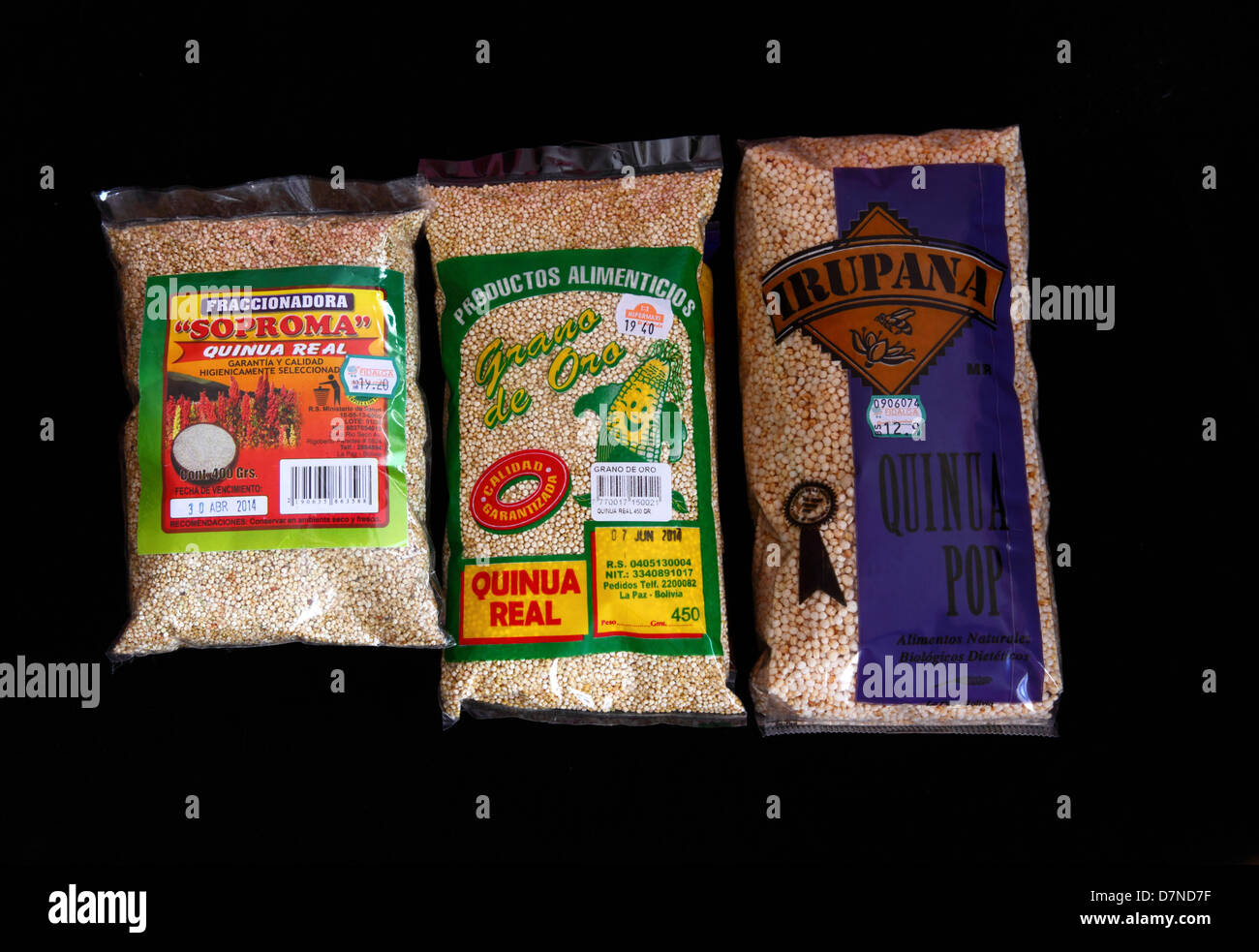 Sacchetti di materie royal quinoa (L, quinua real) e lavorato essiccato di quinoa (R) disponibile in Bolivia , isolato su sfondo nero Foto Stock