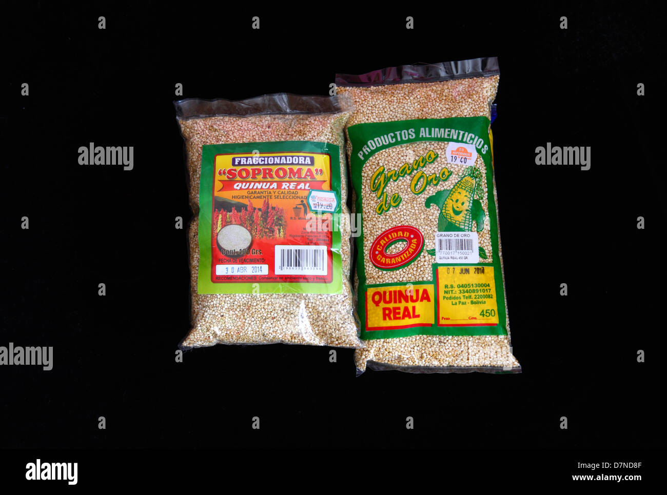 Sacchetti di materie di quinoa royal quinoa ( quinua real , Chenopodium quinoa ) disponibile in Bolivia , isolato su sfondo nero Foto Stock
