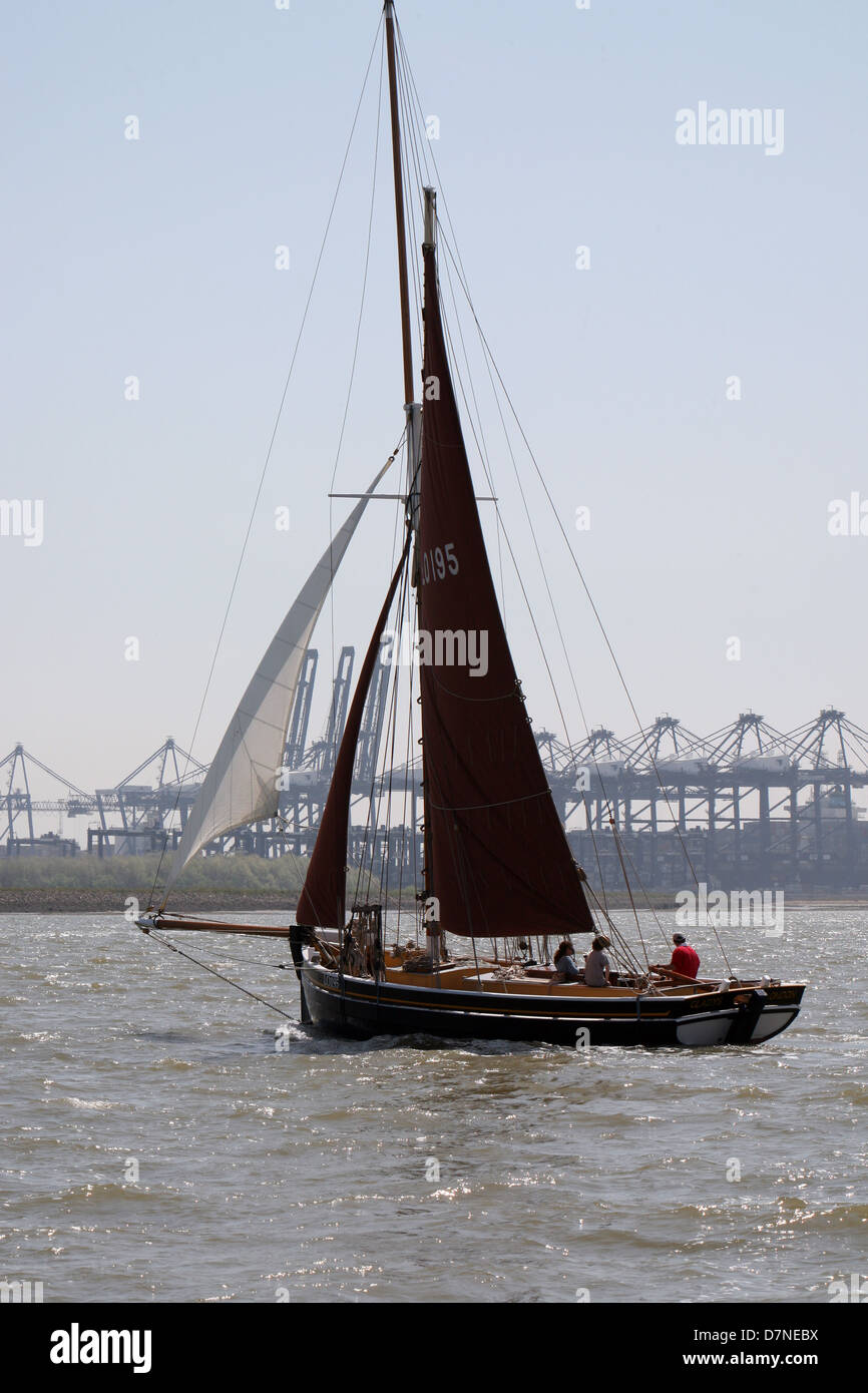 Gladys Bawley LO195 Gaff rigger . "Gladys' è una bella 85ft chiatta a vela Foto Stock