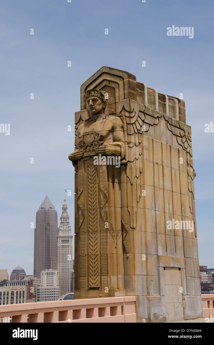 Ohio, Cleveland. La speranza il Memorial Bridge. Enorme Art Deco statue denominata "Custodi di traffico' circa 1932. Foto Stock