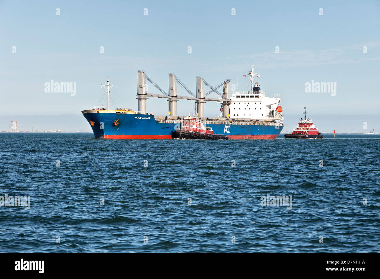 Porto rimorchiatori assistere feighter il trasporto di granella, immettendo il Corpus Christi profondo porto. Foto Stock
