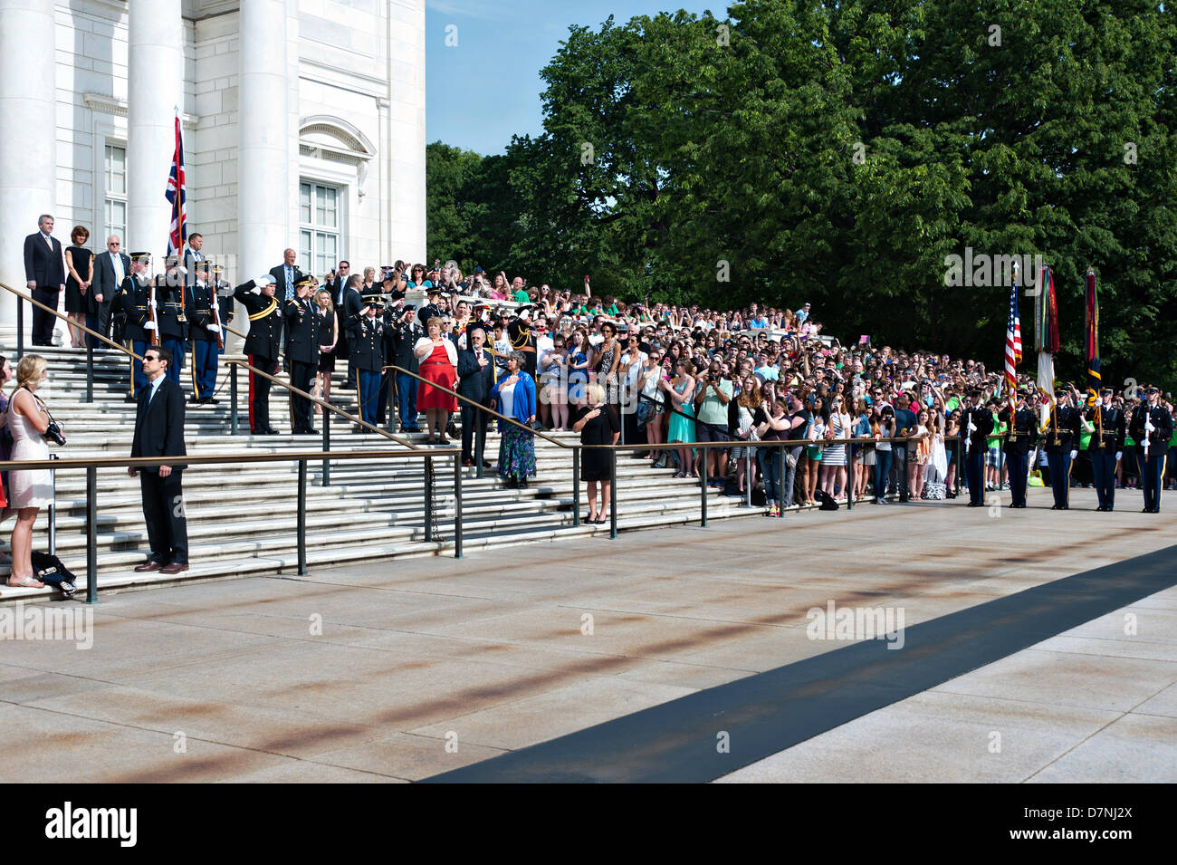 S.a.r. il principe Harry del Galles e il Mag. Gen. Michael Linnington salute durante la riproduzione del British e American National Anthems presso la Tomba degli Ignoti in Al Cimitero Nazionale di Arlington Maggio 10, 2013 in Arlington, VA. Foto Stock