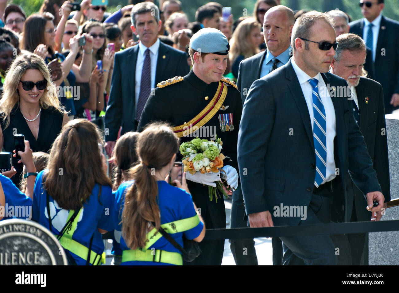 S.a.r. il principe Harry del Galles arriva al Presidente John F. Kennedy recinto presso il Cimitero Nazionale di Arlington Maggio 10, 2013 in Arlington, VA. Foto Stock
