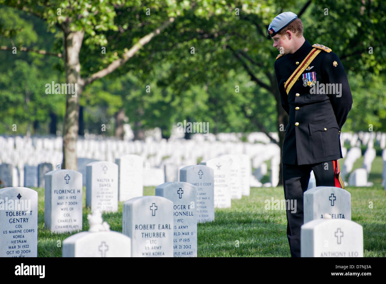 S.a.r. il principe Harry del Galles paga rispetto alla sezione 60 di Al Cimitero Nazionale di Arlington Maggio 10, 2013 in Arlington, VA. Sezione 60 è il luogo di sepoltura per noi membri del servizio ucciso nella guerra globale al terrorismo dal 2001. Foto Stock