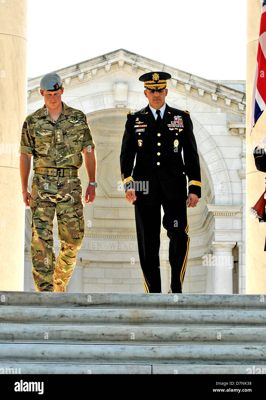 S.a.r. il principe Harry del Galles passeggiate con il Mag. Gen. Michael Linnington durante una visita al Cimitero Nazionale di Arlington, Maggio 10, 2013 in Arlington, VA. Foto Stock