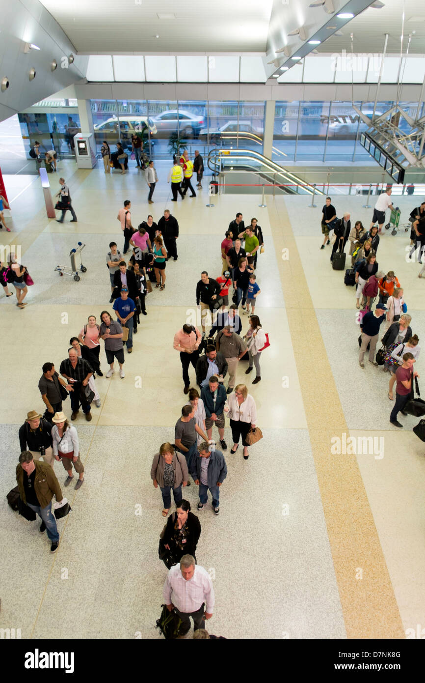 La coda per screening di sicurezza a Melbourne Aeroporto nazionale, Melbourne, Australia Foto Stock