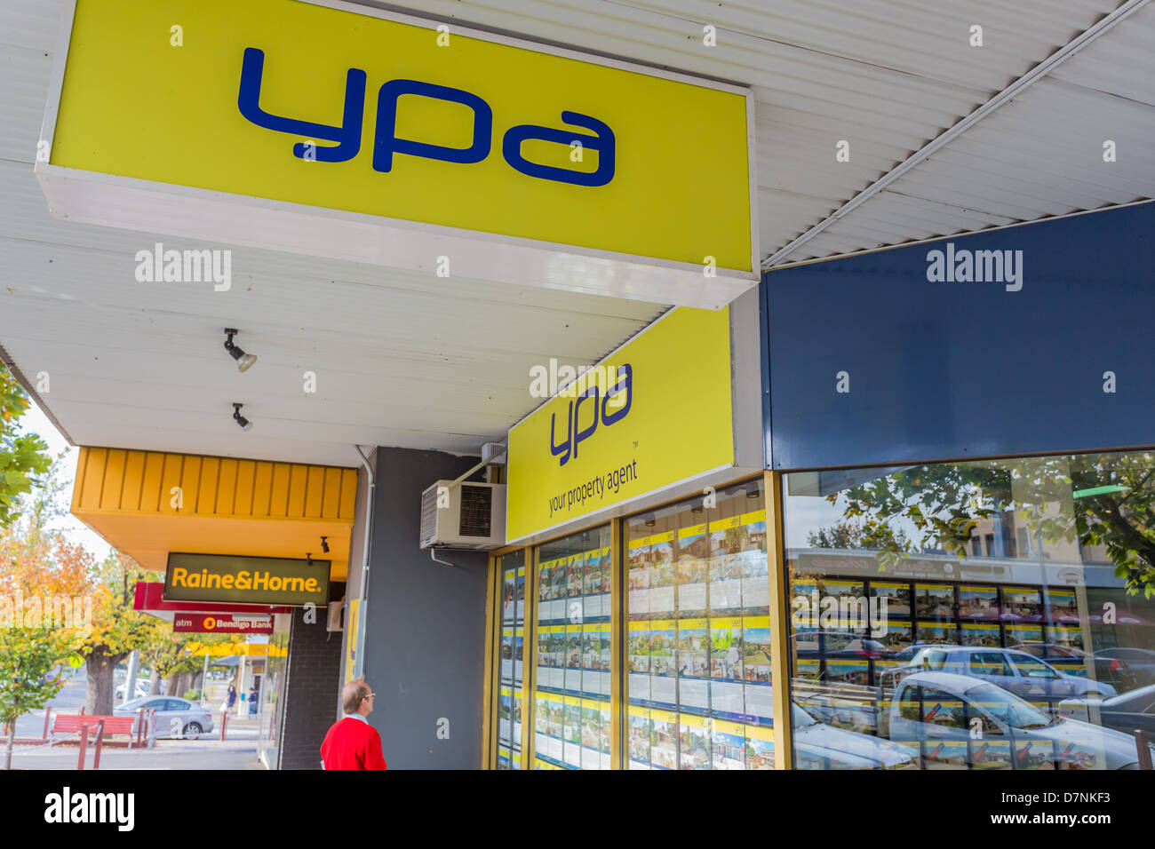 Shopfront realestate, segni di segno segnaletica e cartelli di segnalazione cartello, YPA Sunbury, Victoria, Australia Foto Stock