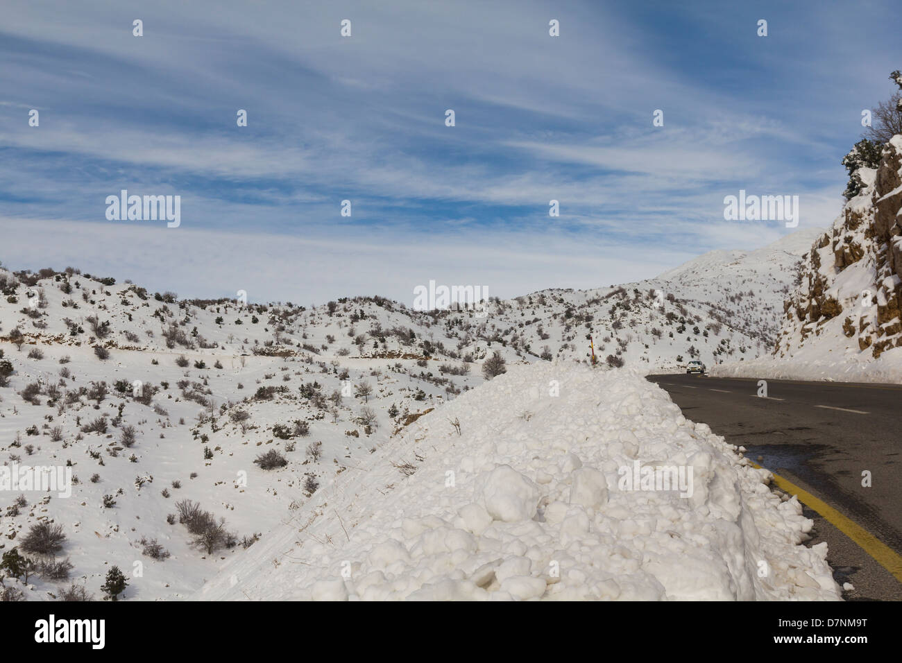 Monte Hermon nella neve con costosi rientranti nella distanza, Israele Foto Stock