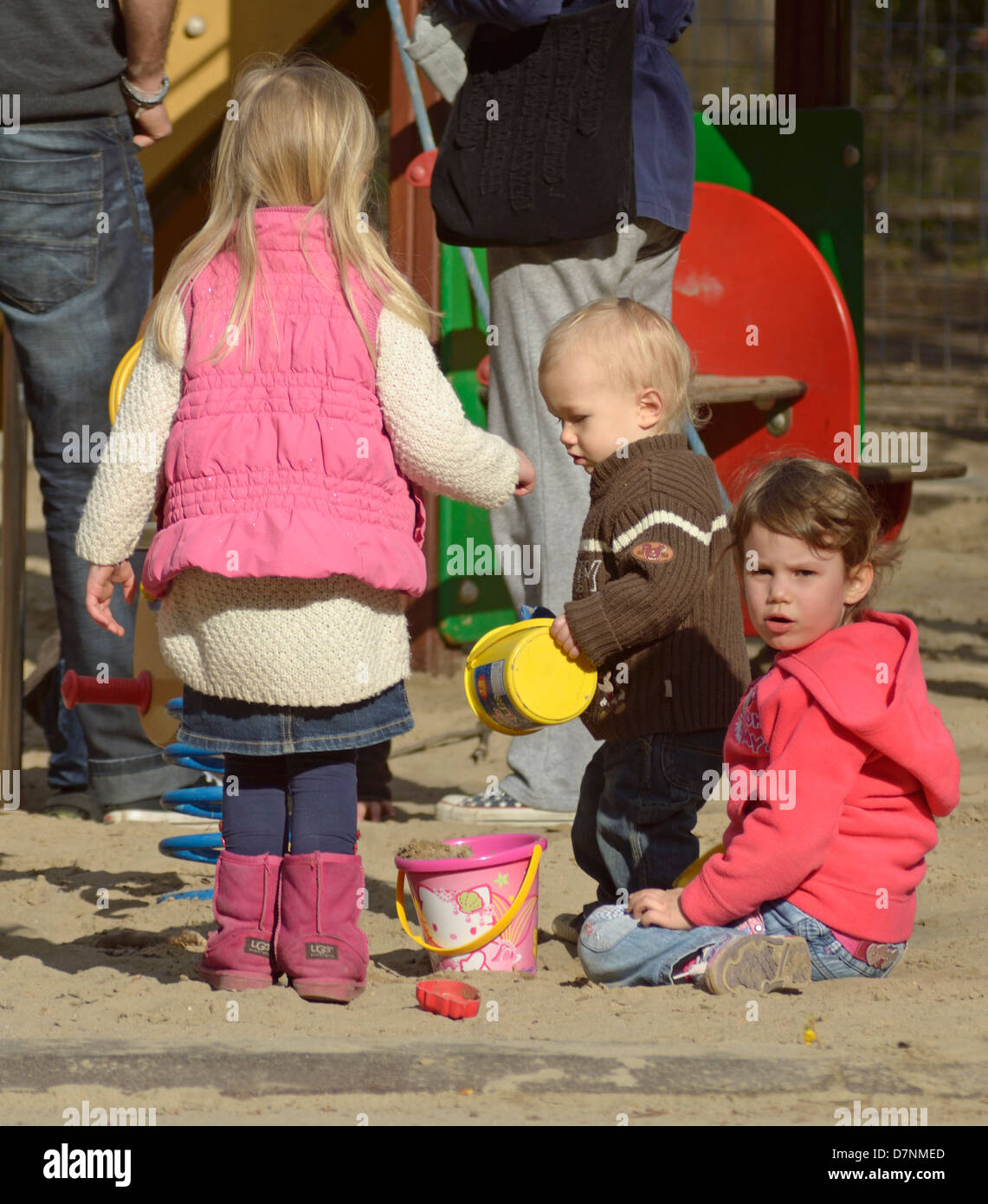 Bambini che giocano nella sabbia al parco giochi a Budapest Ungheria Foto Stock