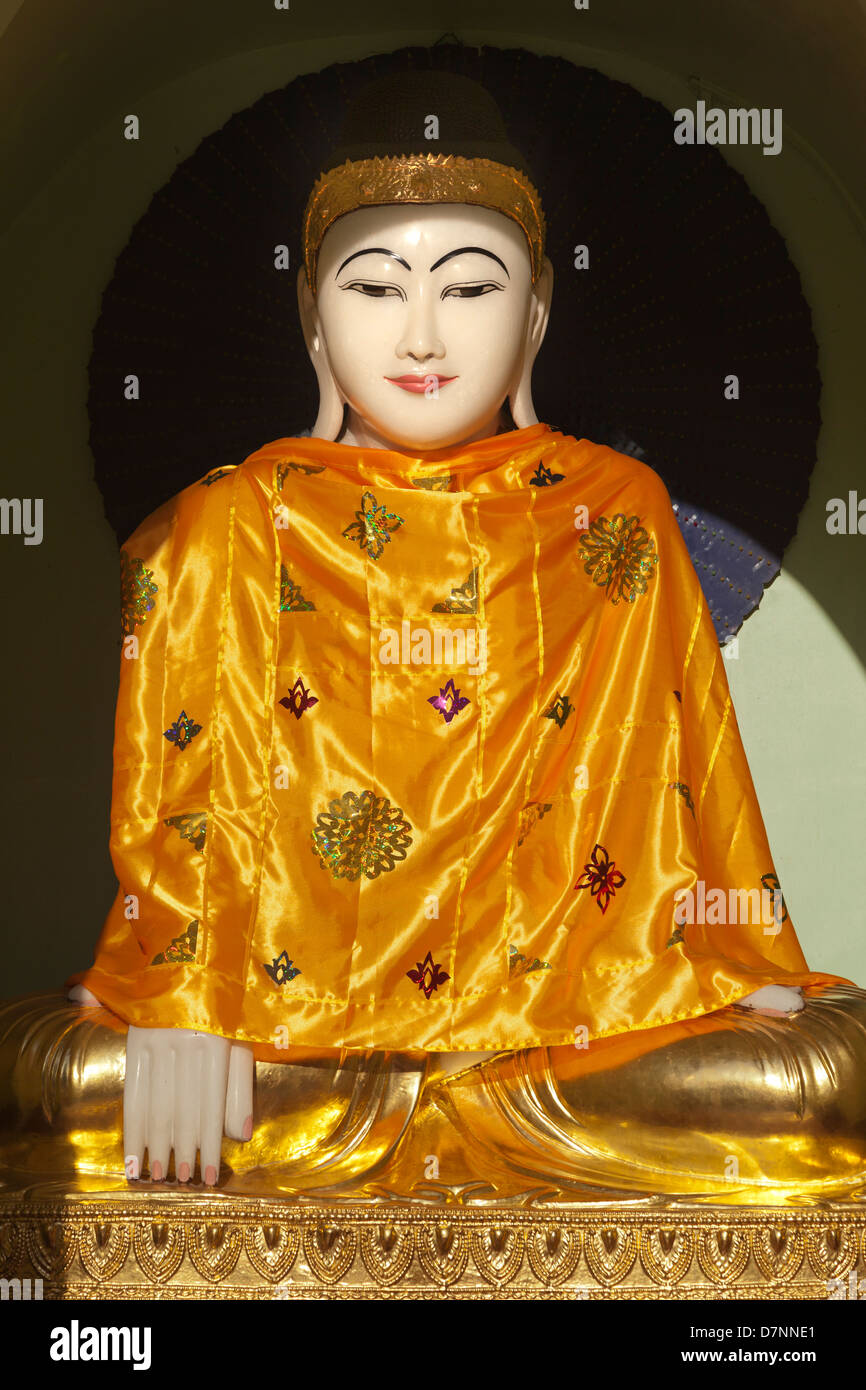 Bellissimo vestito Buddha immersa in un bagno di sole al Shwedagon pagoda in Yangon, Myanmar 3 Foto Stock