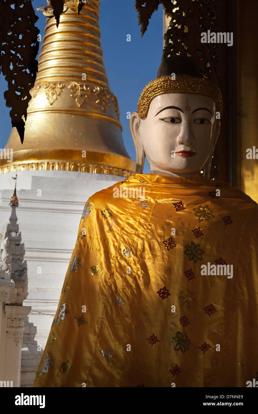 Bellissimo vestito Buddha immersa in un bagno di sole al Shwedagon pagoda in Yangon, Myanmar 2 Foto Stock
