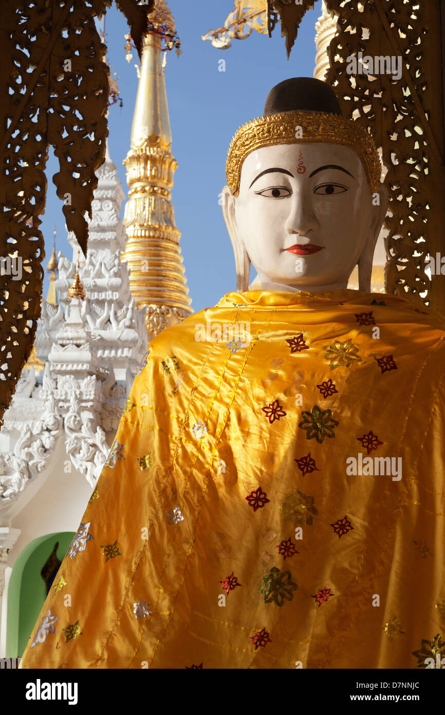 Bellissimo vestito Buddha immersa in un bagno di sole al Shwedagon pagoda in Yangon, Myanmar Foto Stock