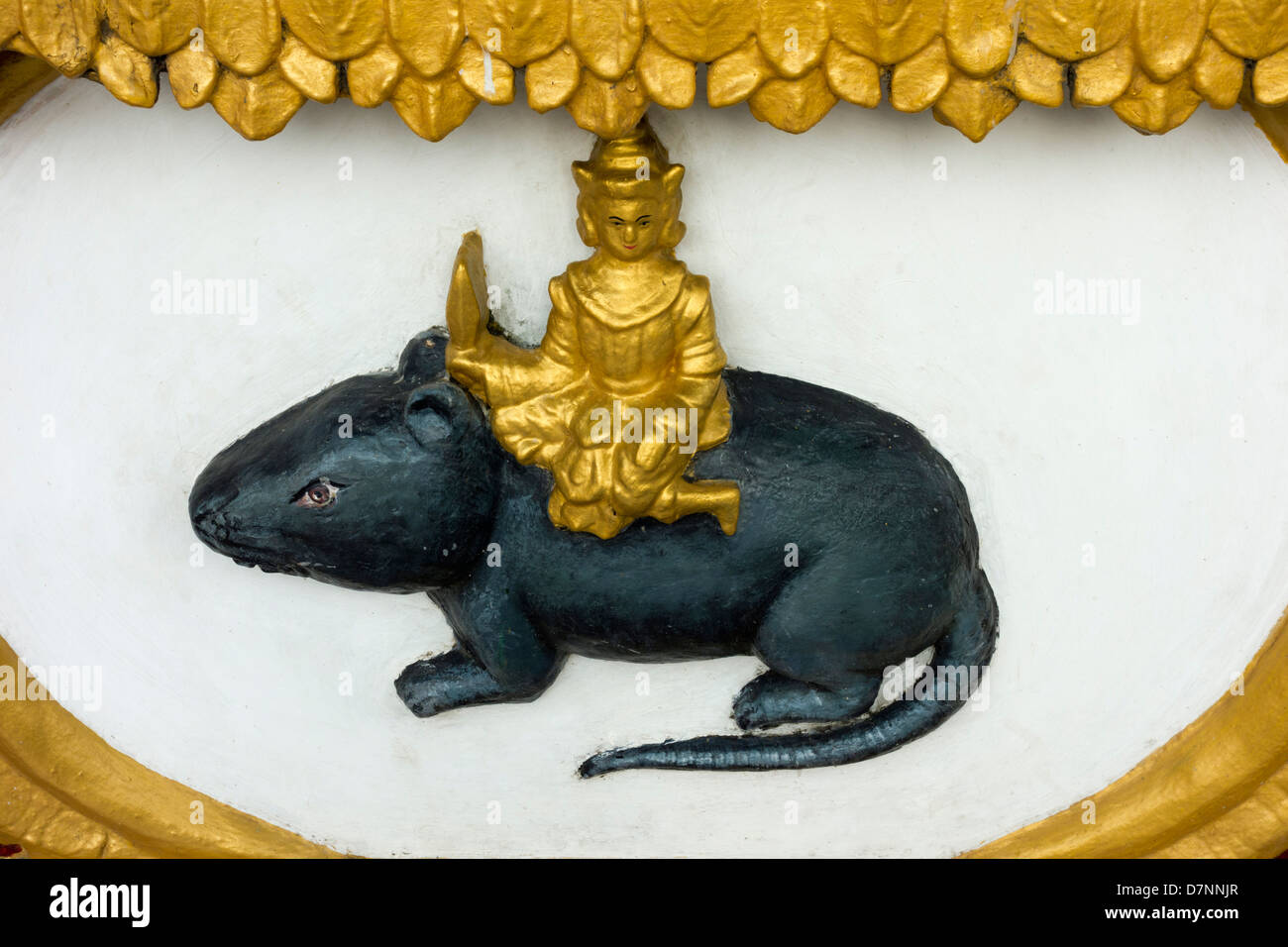 Intimo piccolo intaglio di un bodhisattva montato su un ratto in Shwedagon pagoda Yangon, Myanmar Foto Stock