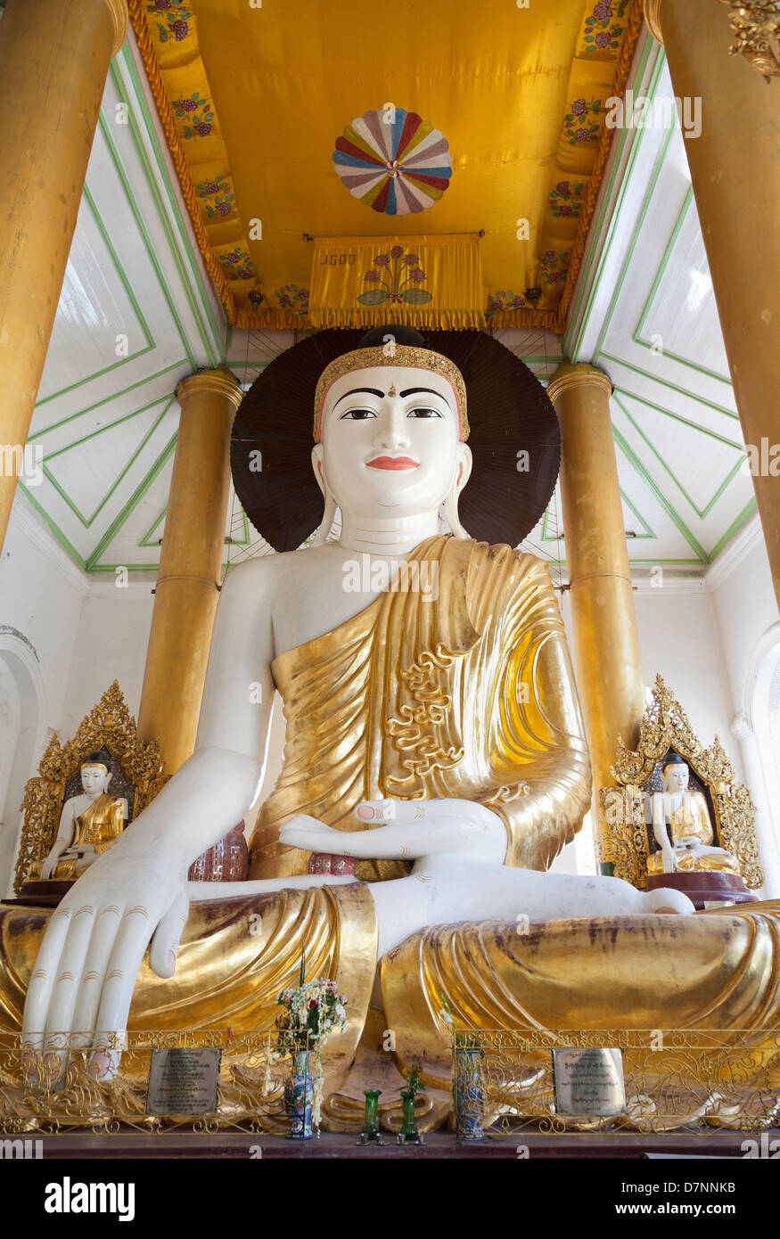 Grande Buddha seduto alla Shwedagon pagoda in Yangon, Myanmar 2 Foto Stock