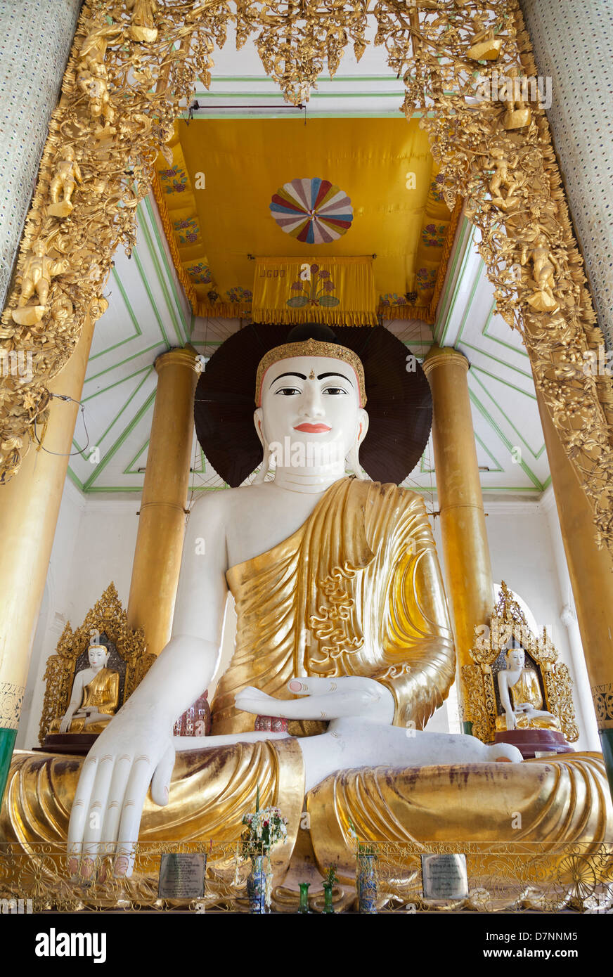 Grande Buddha seduto alla Shwedagon pagoda in Yangon, Myanmar Foto Stock