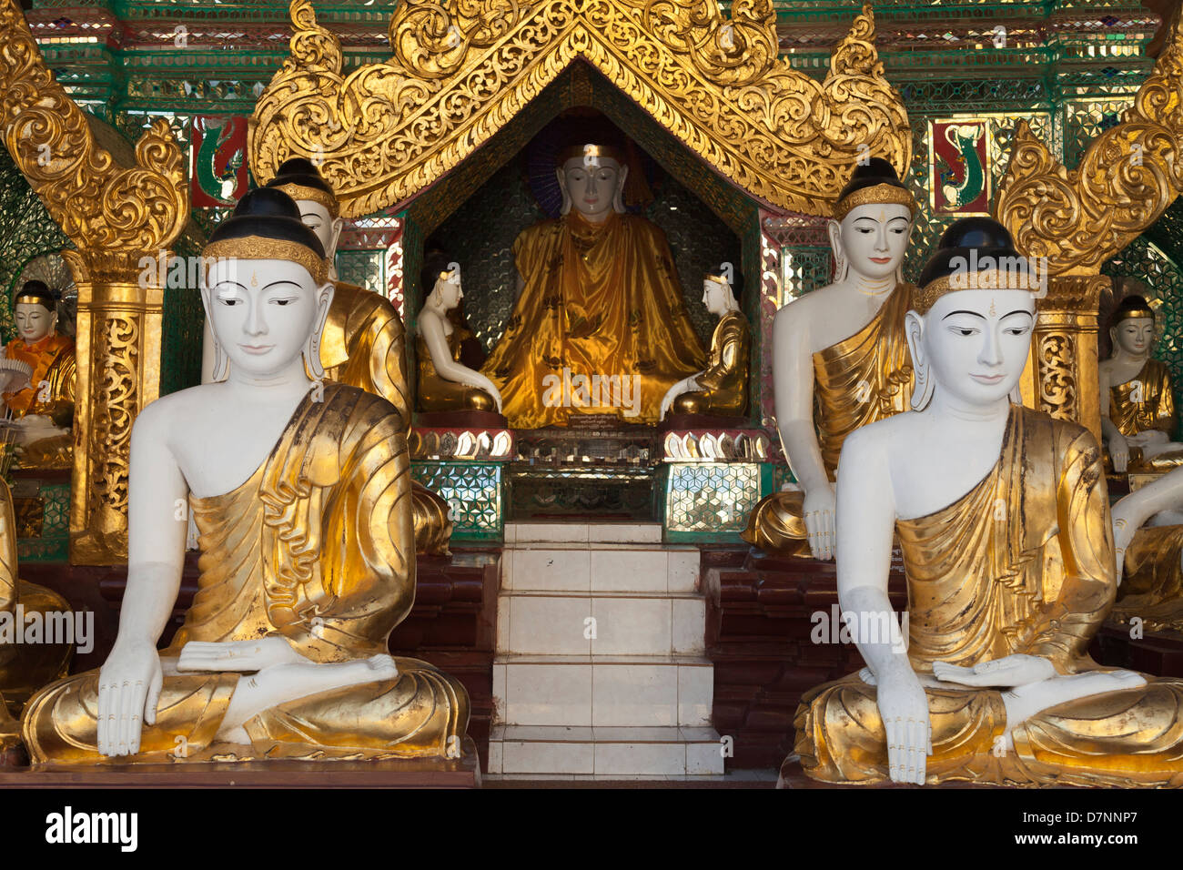 Molti Buddha - la Shwedagon tempio complesso di Yangon, Myanmar 3 Foto Stock