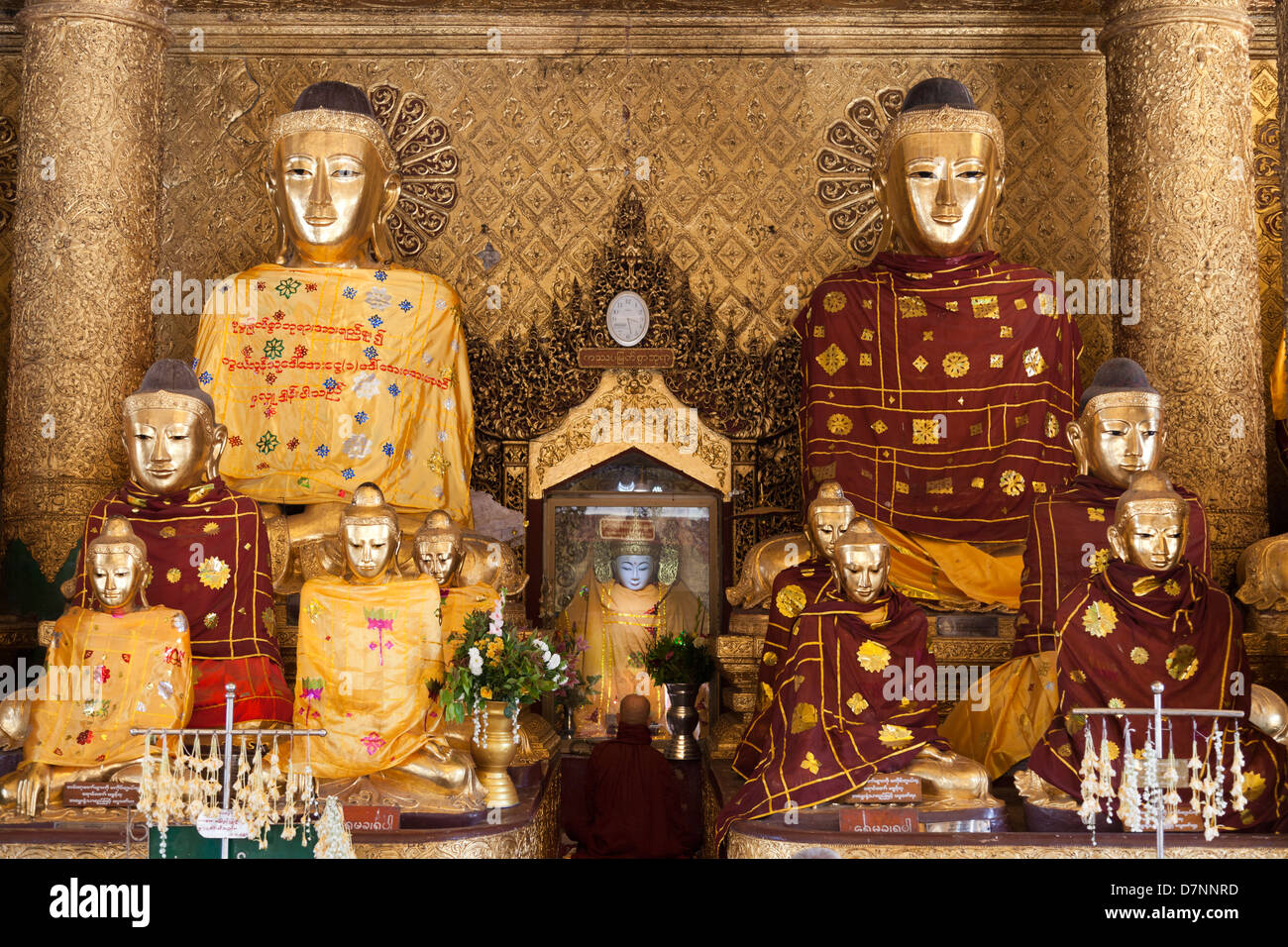 Molti Buddha - la Shwedagon tempio complesso di Yangon, Myanmar 2 Foto Stock