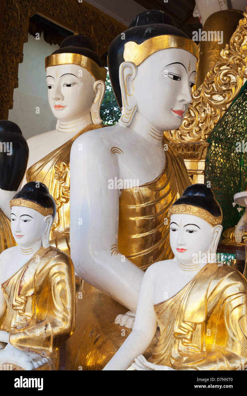 Molti Buddha - la Shwedagon tempio complesso di Yangon, Myanmar Foto Stock