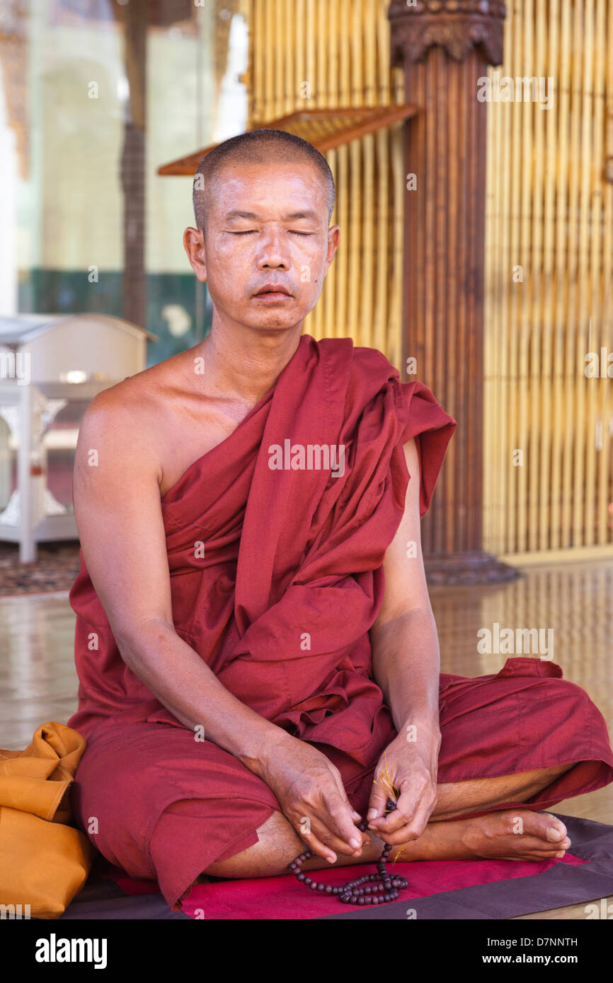 Meditando monaco all'Shwedagon pagoda in Yangon, Myanmar Foto Stock