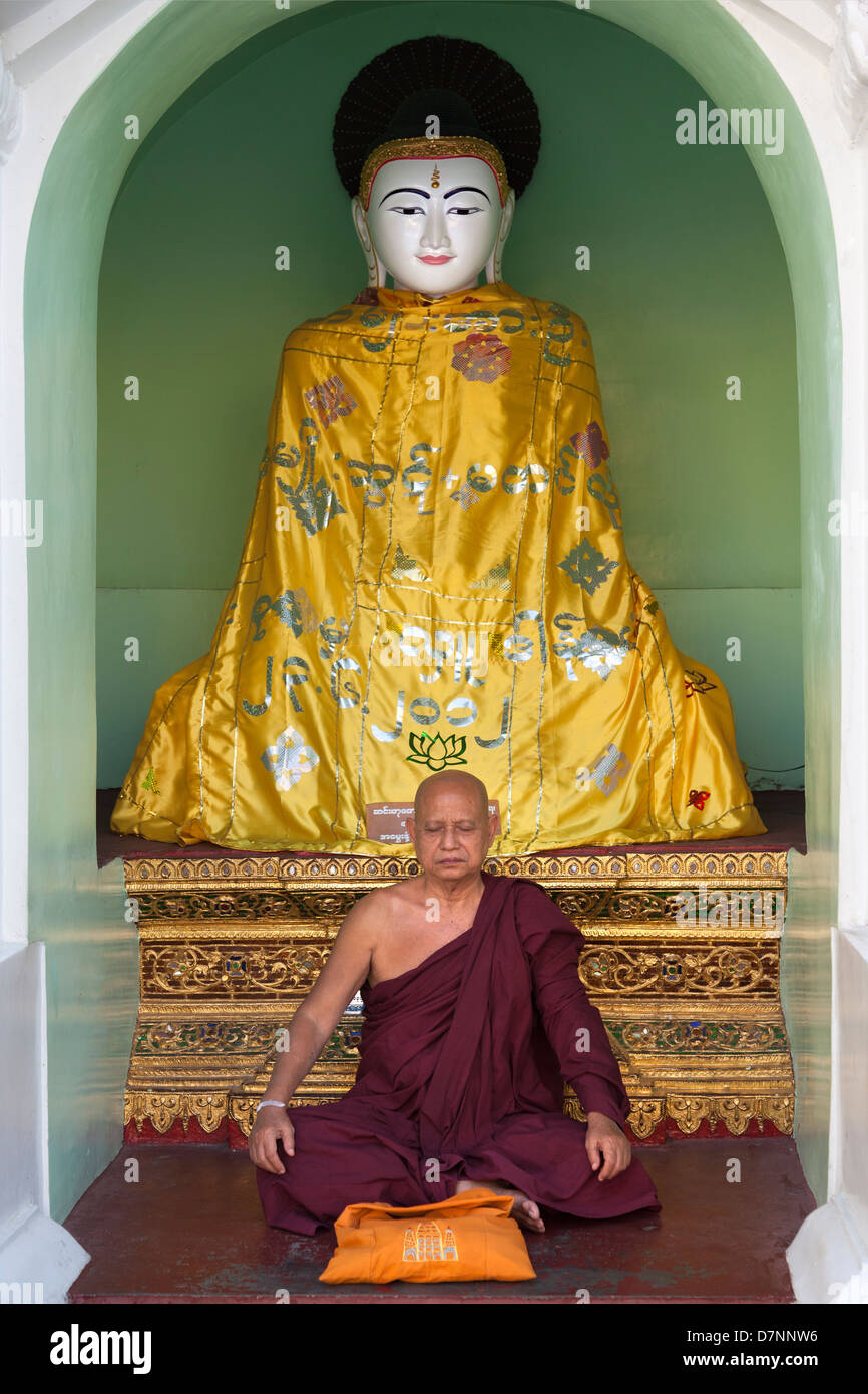 Meditando monaco all'Shwedagon pagoda in Yangon, Myanmar 3 Foto Stock