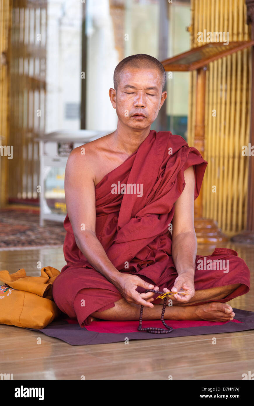 Meditando monaco all'Shwedagon pagoda in Yangon, Myanmar2 Foto Stock