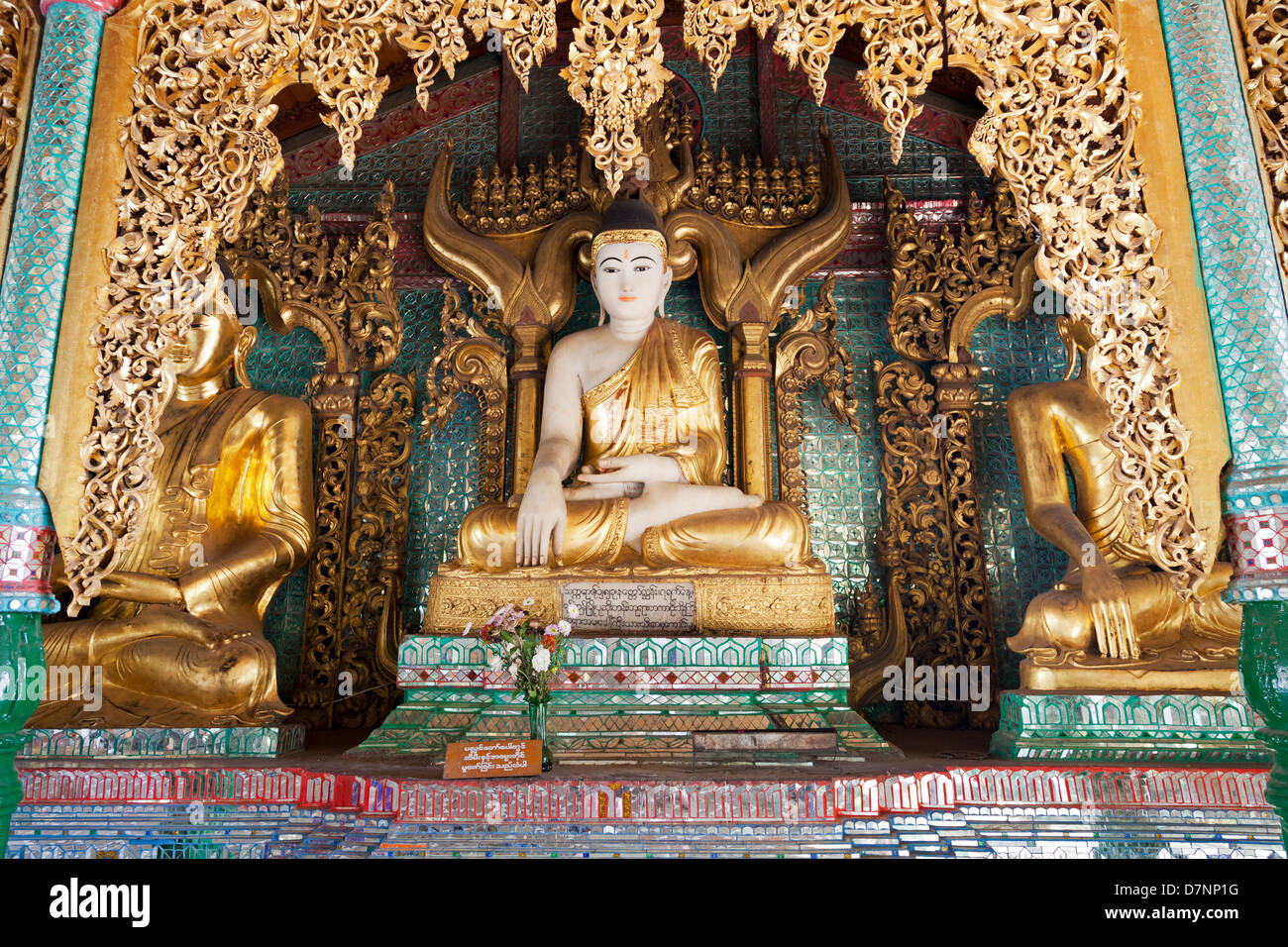 Ornato Buddha - la Shwedagon tempio complesso di Yangon, Myanmar Foto Stock