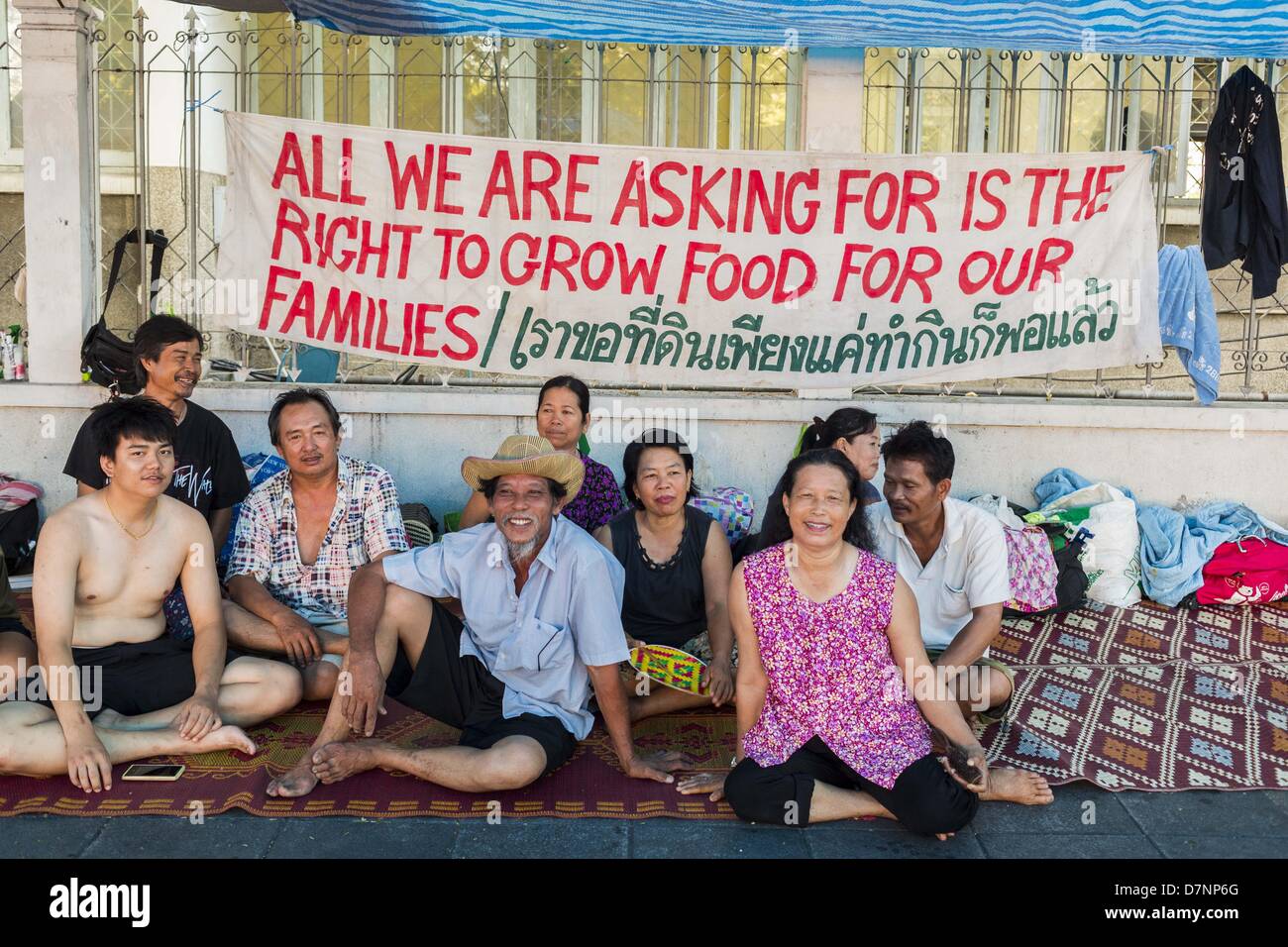 Bangkok, Tailandia. Maggio 11, 2013. Diverse centinaia di piccola famiglia di scala gli agricoltori accampato a ''Government House'' (l'ufficio del Primo Ministro a Bangkok alla pressione Primo Ministro tailandese Shinawatra Yingluck per offrire su di lei promette di migliorare la situazione della famiglia di agricoltori. Per il popolo€™s movimento per una società giusta (P-move) è un'organizzazione di rete il cui obiettivo è rafforzare la voce dei diversi ma cause relative al lavoro per portare la giustizia per gruppi emarginati in Thailandia, compresi i diritti alla terra per i piccoli agricoltori, la Cittadinanza per gli apolidi, un equo indennizzo per comunitario Foto Stock