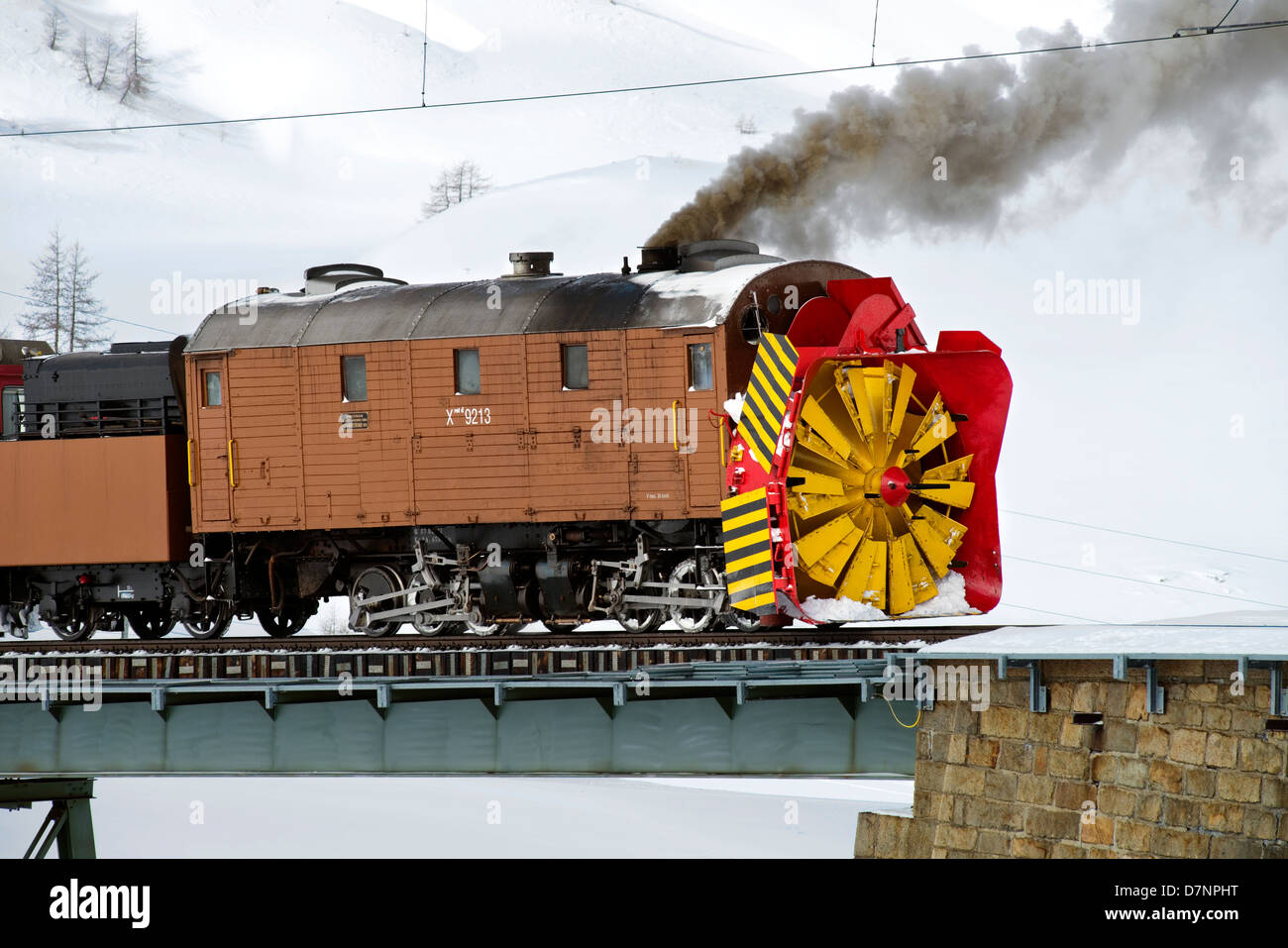 Treno spazzaneve al Passo Bernina, Grigioni, Svizzera Foto Stock