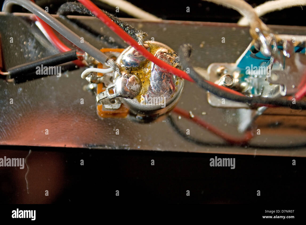 Componenti elettrici dall'interno di una telecaster tipo chitarra elettrica  Foto stock - Alamy