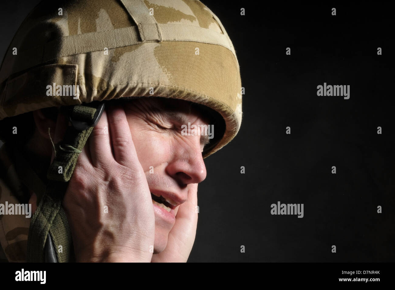 Soldato britannico affetti da shell shock/PTSD, contro uno sfondo nero. Foto Stock