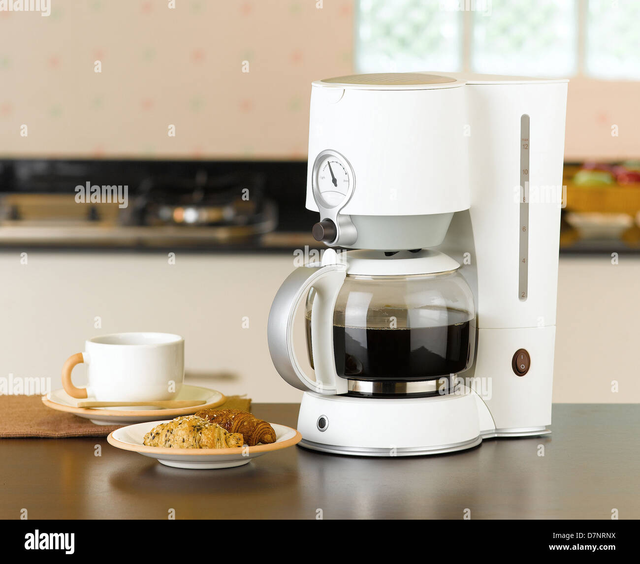Gustate la vostra colazione o pausa caffè con macchina per il caffè e macchina di caldaia Foto Stock